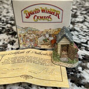 David Winter Cottages Cameos The Privy